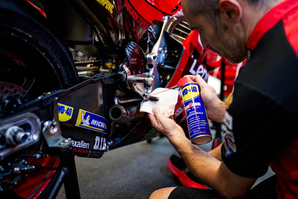 WD-40 Producto Multi-Uso- Spray 400ml-Lubrica, Afloja, Protege del óxido, Dieléctrico, Limpia metales y plásticos y Desplaza la humedad, Unitario — view 3