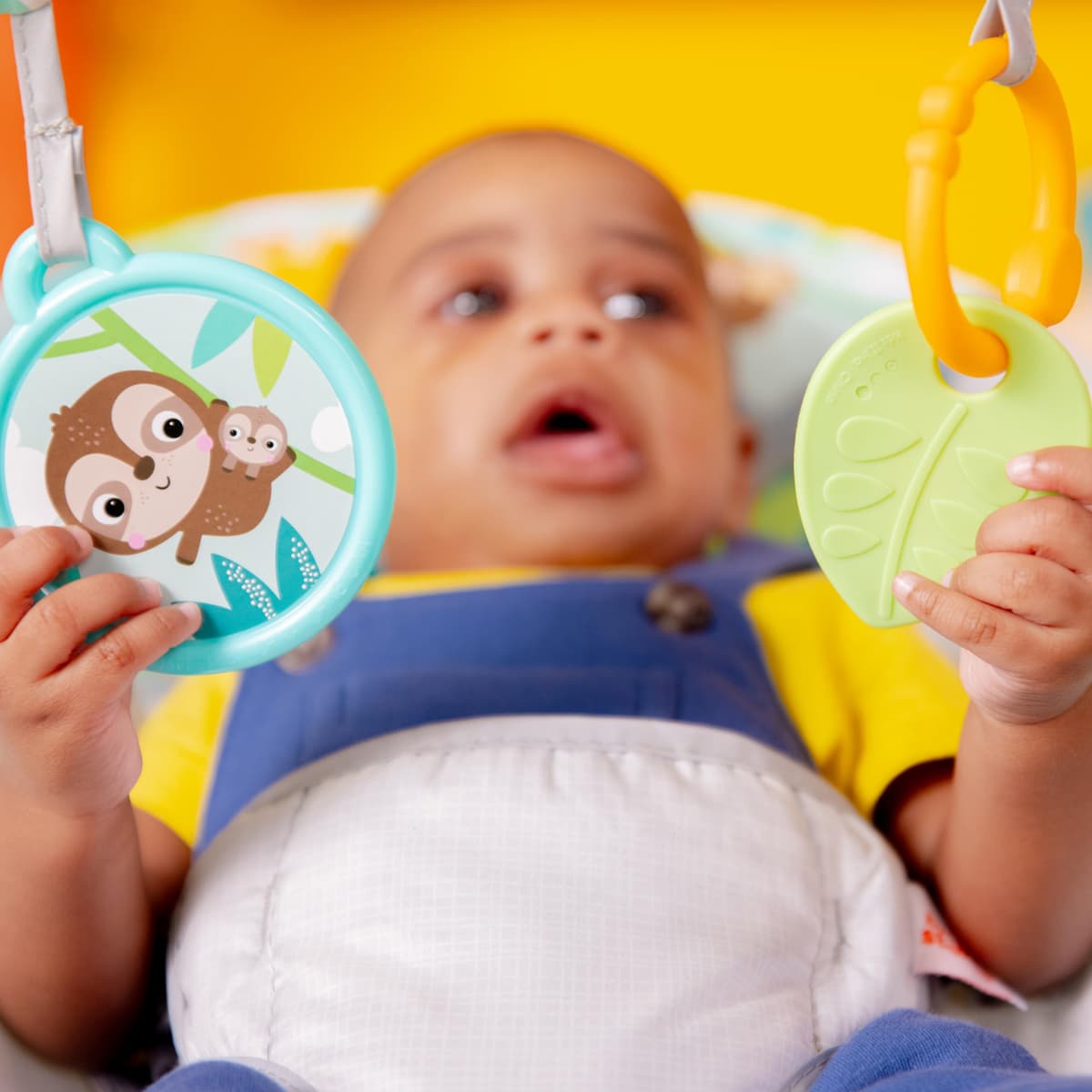 Bright Starts, Asiento Infantil Vibrador - Barra de Juguetes Removible, Pies Antideslizantes, 0-6 Meses Hasta 9 kg (Safari Fun) — view 3