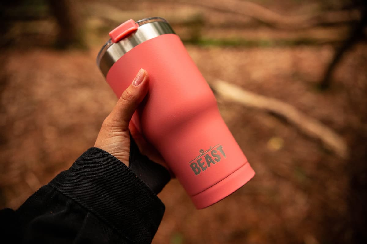 Greens Steel Beast Tumbler – 550 ml (20 oz), Coral | Vaso de acero inoxidable reutilizable con aislamiento al vacío | con 2 pajitas y cepillo de limpieza | Termo de viaje de doble pared — view 9