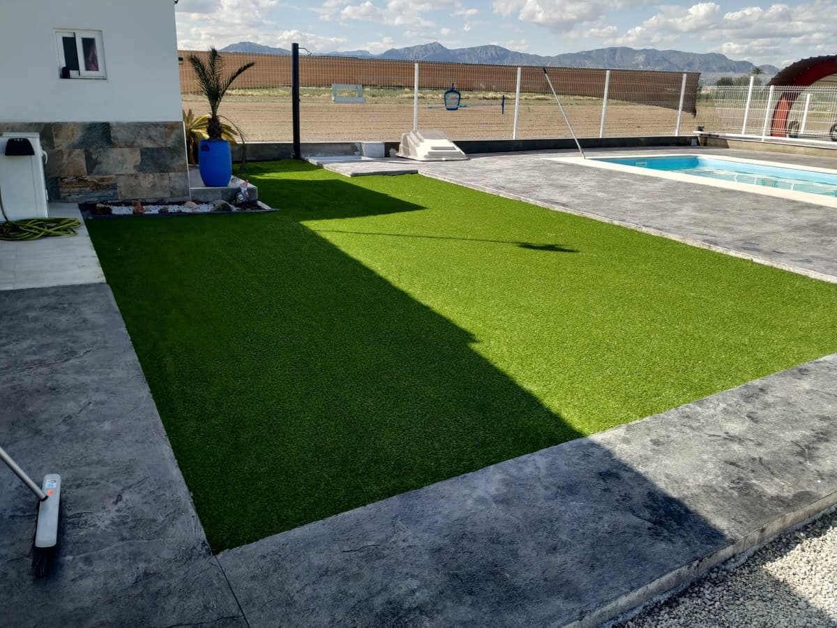 Rollos de Césped Artificial 20mm. Ideal para Terrazas, Patios, Jardines. Multitud de Formatos disponibles de Corte. Mod Benidorm (1mx5m = 5m2) — view 6