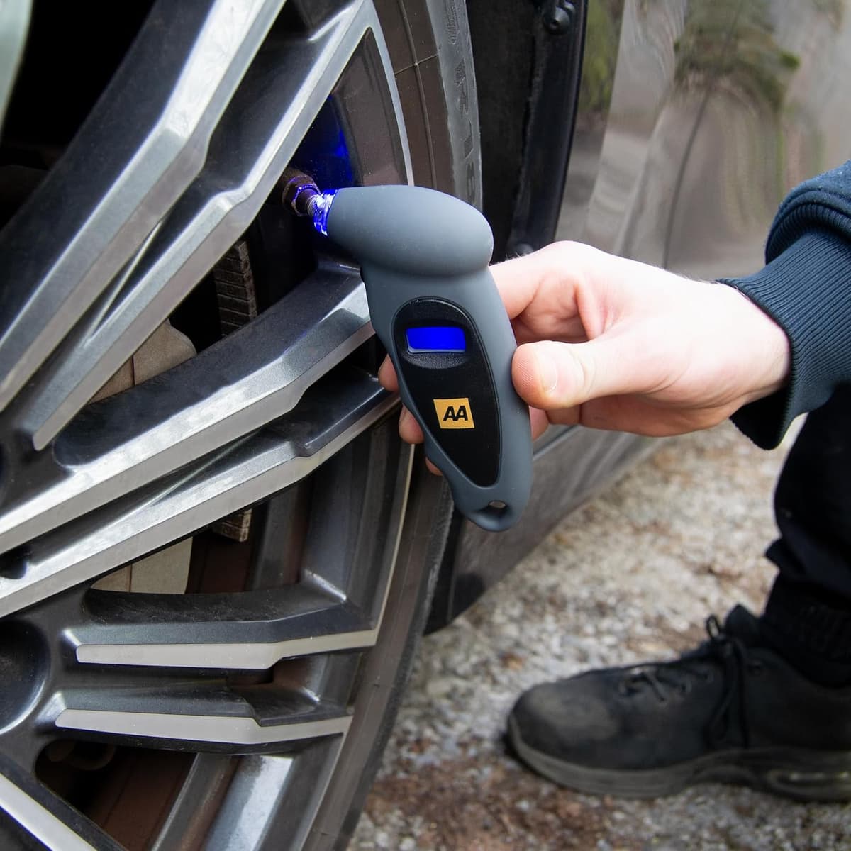 AA Digital Tyre Pressure Gauge AA1634 - Easy to Use on Cars Motorbikes Vans Bicycles - Backlit LCD Screen - 0-100 PSI/0--6.85 Bar — view 2