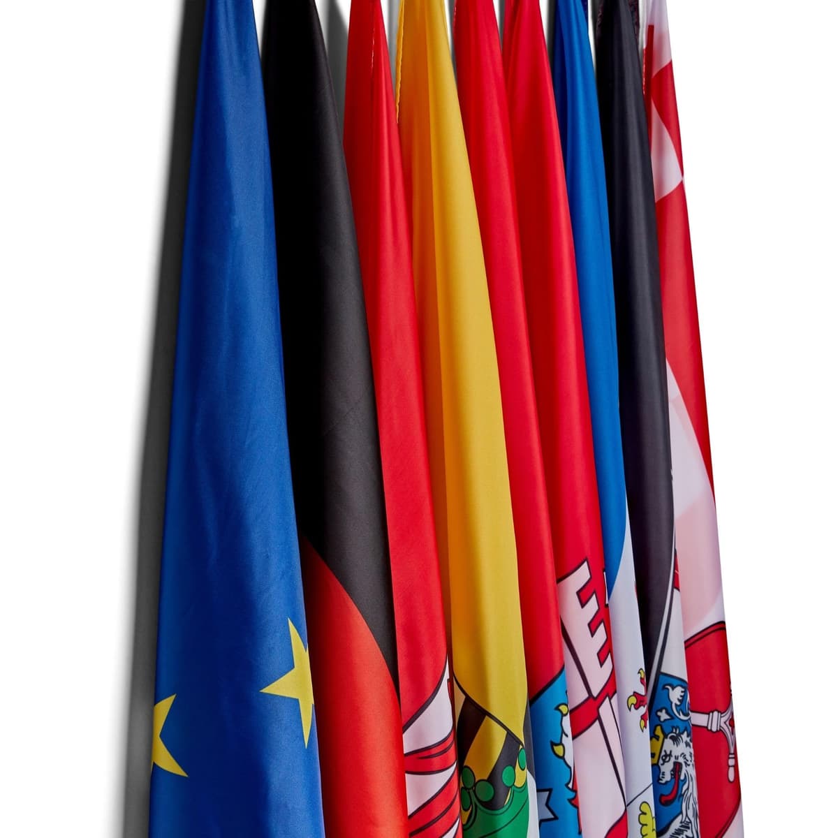 Runesol Cornwall Flag - 91x152cm, 3ft x 5ft, Cornish Flag, 4 Grommets, Eyelet in Every Corner, Premium Quality, Inside & Outside Use, Vivid Colours — view 582