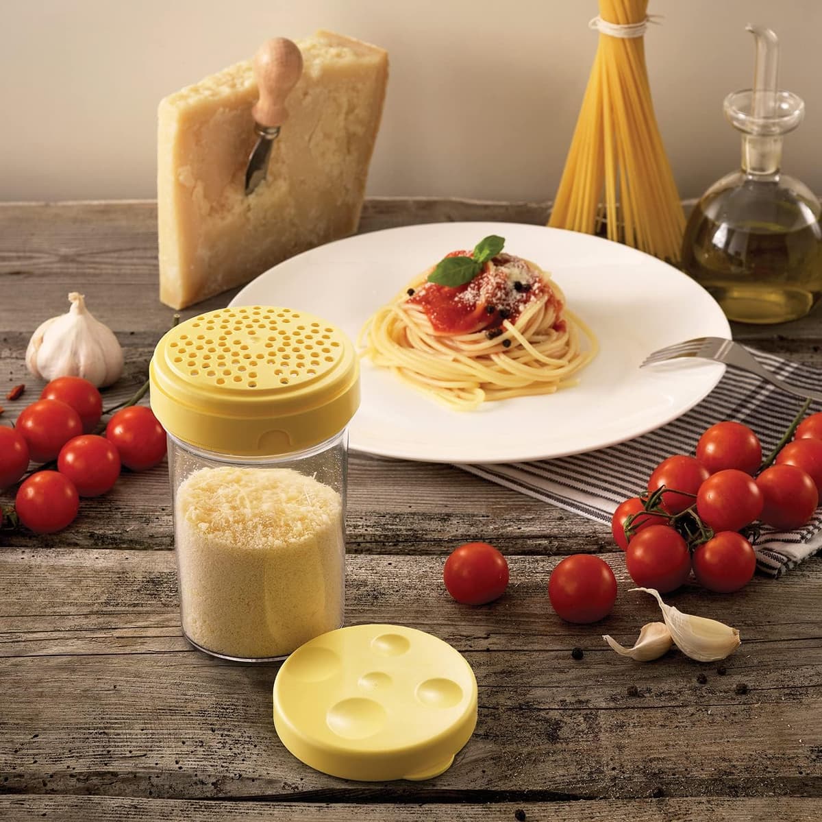Snips - Espolverador de Queso Rallado, Quesera y Contenedor de Queso Frigorífico 2en1 - Recipientes para Alimentos con Desmenuzado y Dosificador de Quesos Integrado, 300 ml, Ø8.5x14.5cm Made in Italy Dispensador de queso 0.3 Litre