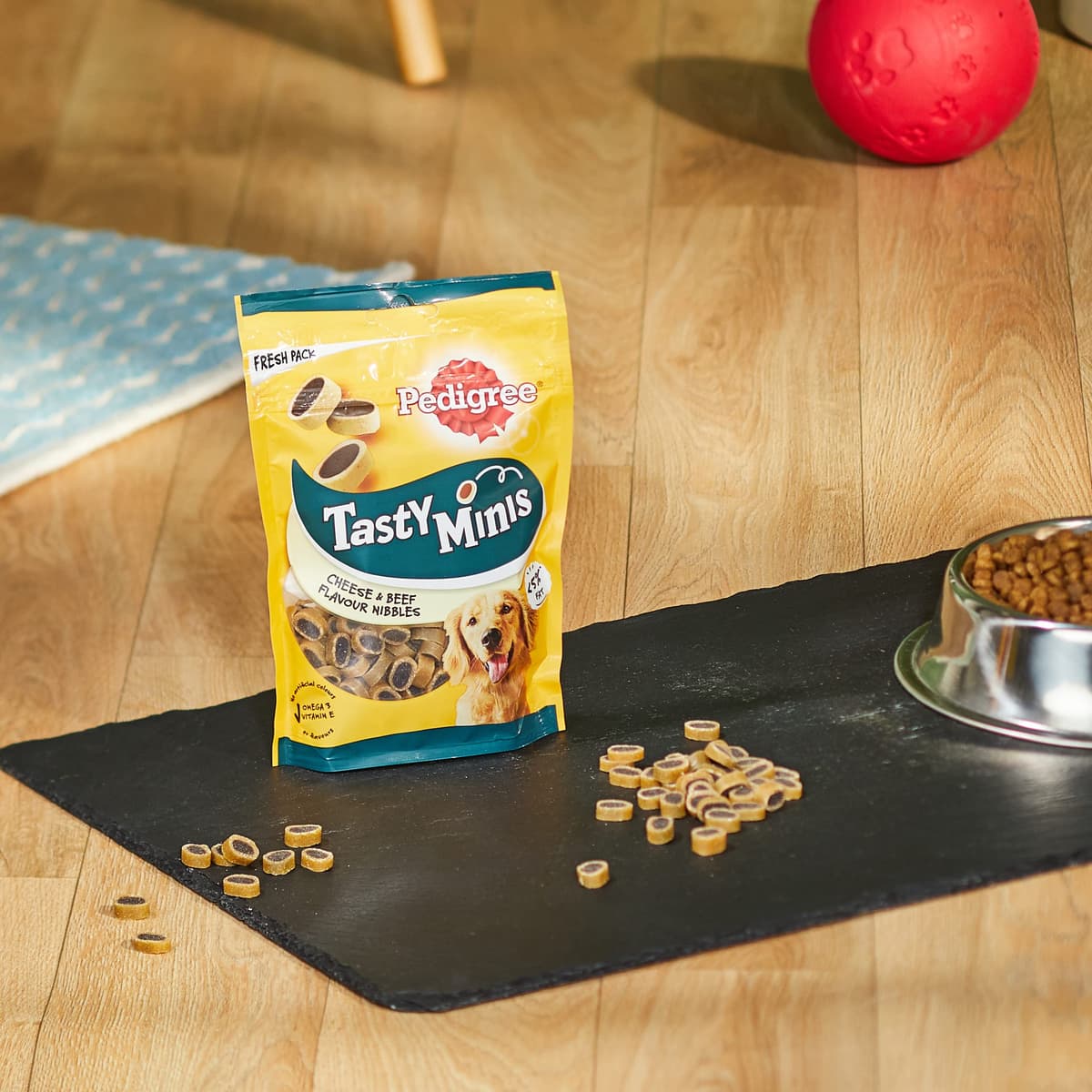 PEDIGREE TASTY MINIS Adult Dog Treats Cheese & Beef Nibbles 140g - Pack of 8, Packaging May Vary — view 2