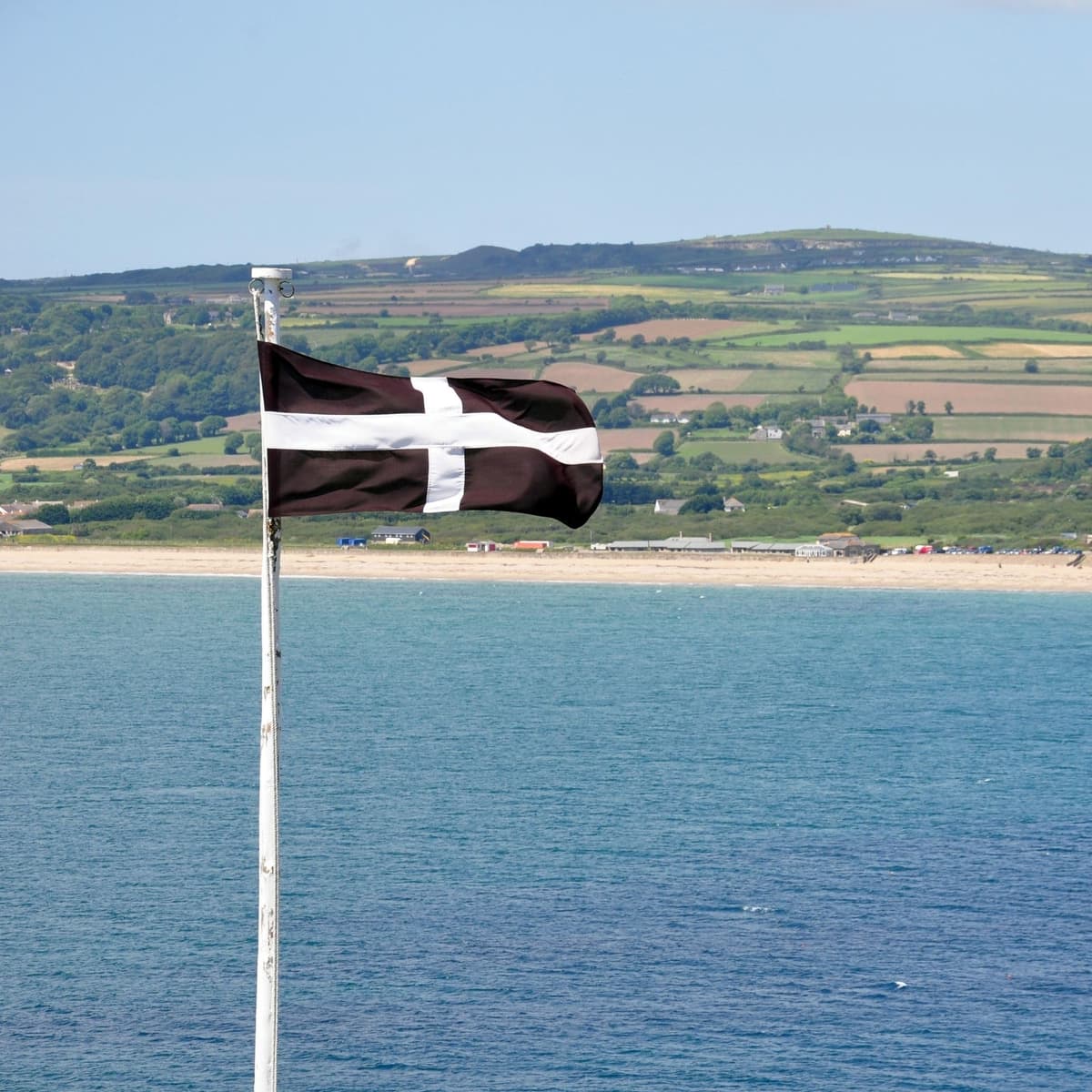 Runesol Cornwall Flag - 91x152cm, 3ft x 5ft, Cornish Flag, 4 Grommets, Eyelet in Every Corner, Premium Quality, Inside & Outside Use, Vivid Colours — view 3