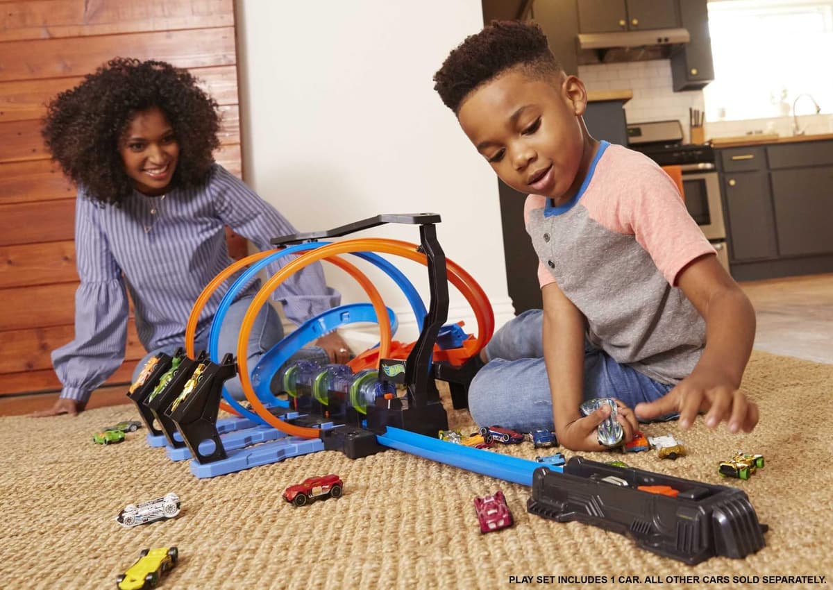 Hot Wheels Triple Looping, 3 zonas de choque y 3 propulsores, pista de coches de juguete forma de tirabuzón, FTB65 — view 2