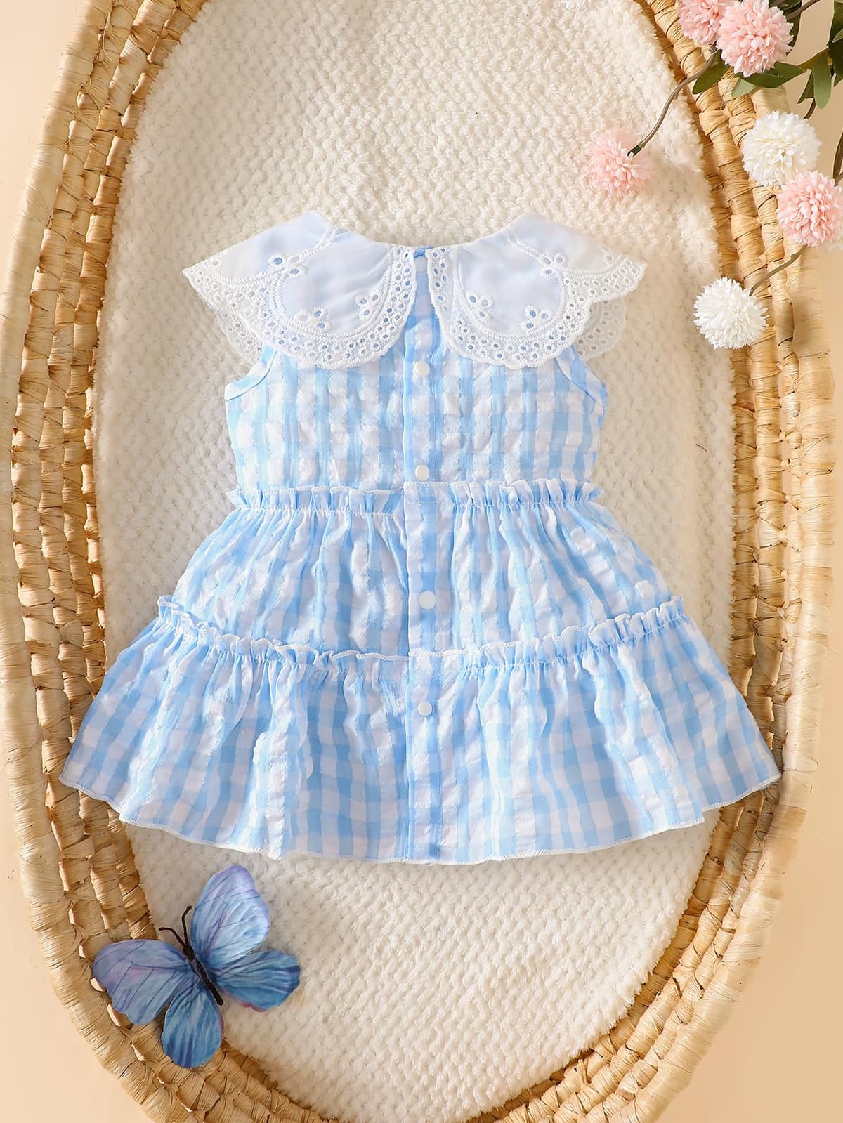Vestido de cuadros azul para bebé niña con cuello de encaje con ojales y flores de ganchillo 3D, volantes escalonados, trajes de verano para recién nacidos — view 2