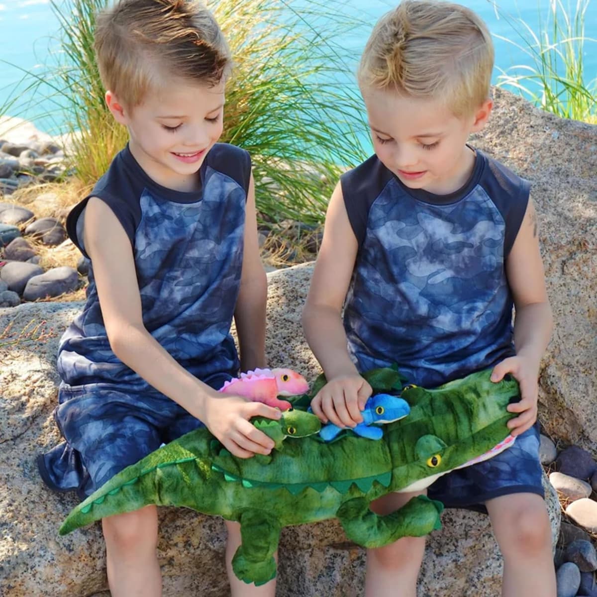 MorisMos Big Alligator Teddy Stuffed Animals, 60cm Green Mommy Fluffy Crocodile with Baby Inside, Giant Cuddly Plush Toys for Boy Large Soft Alligator for Kids Birthday Valentines Deco — view 5