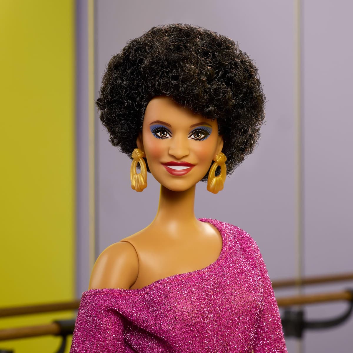 Barbie Signature Tribute Colección Debbie Allen Muñeca articulada con Parte Superior sin Hombros, cinturón Dorado y Pantalones de Flecos morados con Calentadores, JBJ24 — view 2
