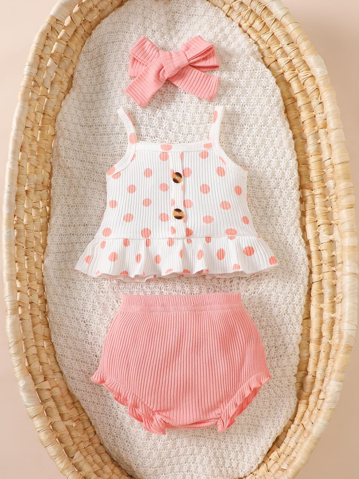 Conjunto de 3 piezas de ropa de verano para bebé niña con lunares, camiseta con volantes, pantalones cortos y diadema — view 3