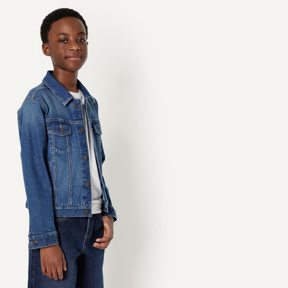 Amazon Essentials Unisex Kids' Medium Stretch Regular-Fit Denim Trucker Jacket for Boys and Girls — view 2