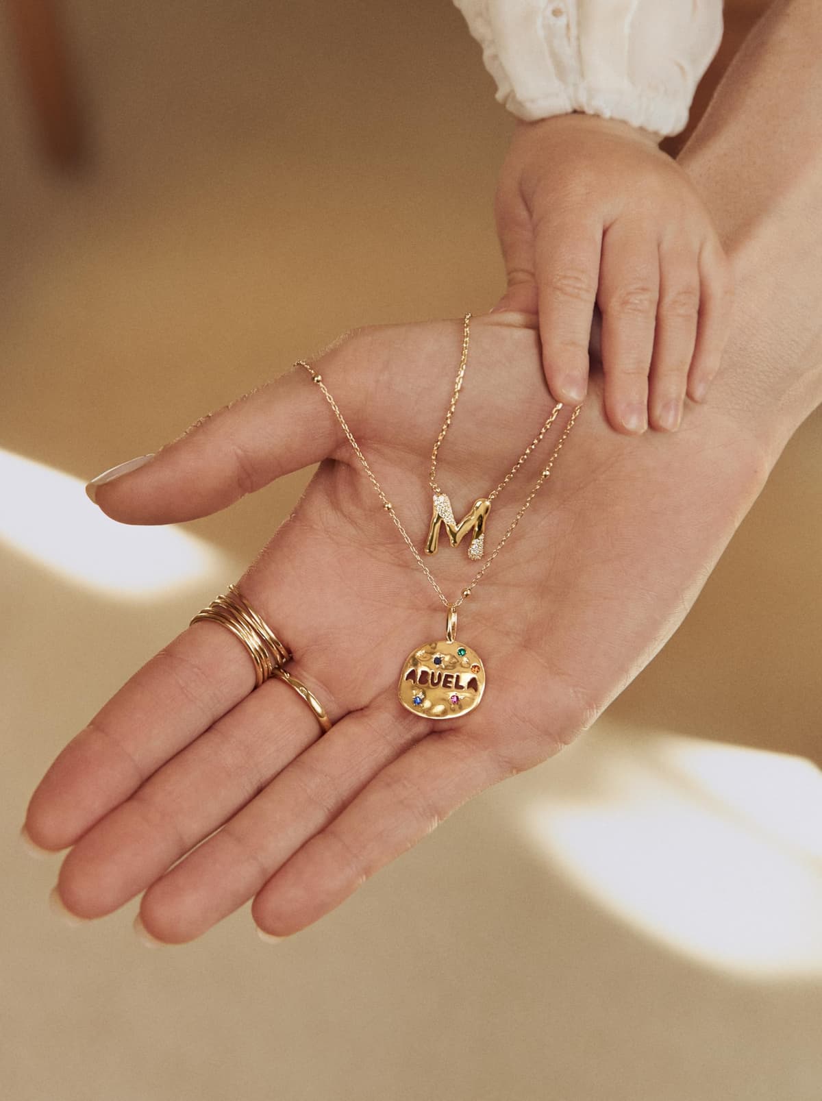 SINGULARU - Charm Abuela. Latón con Baño en Oro o Rodio y Circonita. Joyas Para Mujer. — view 4