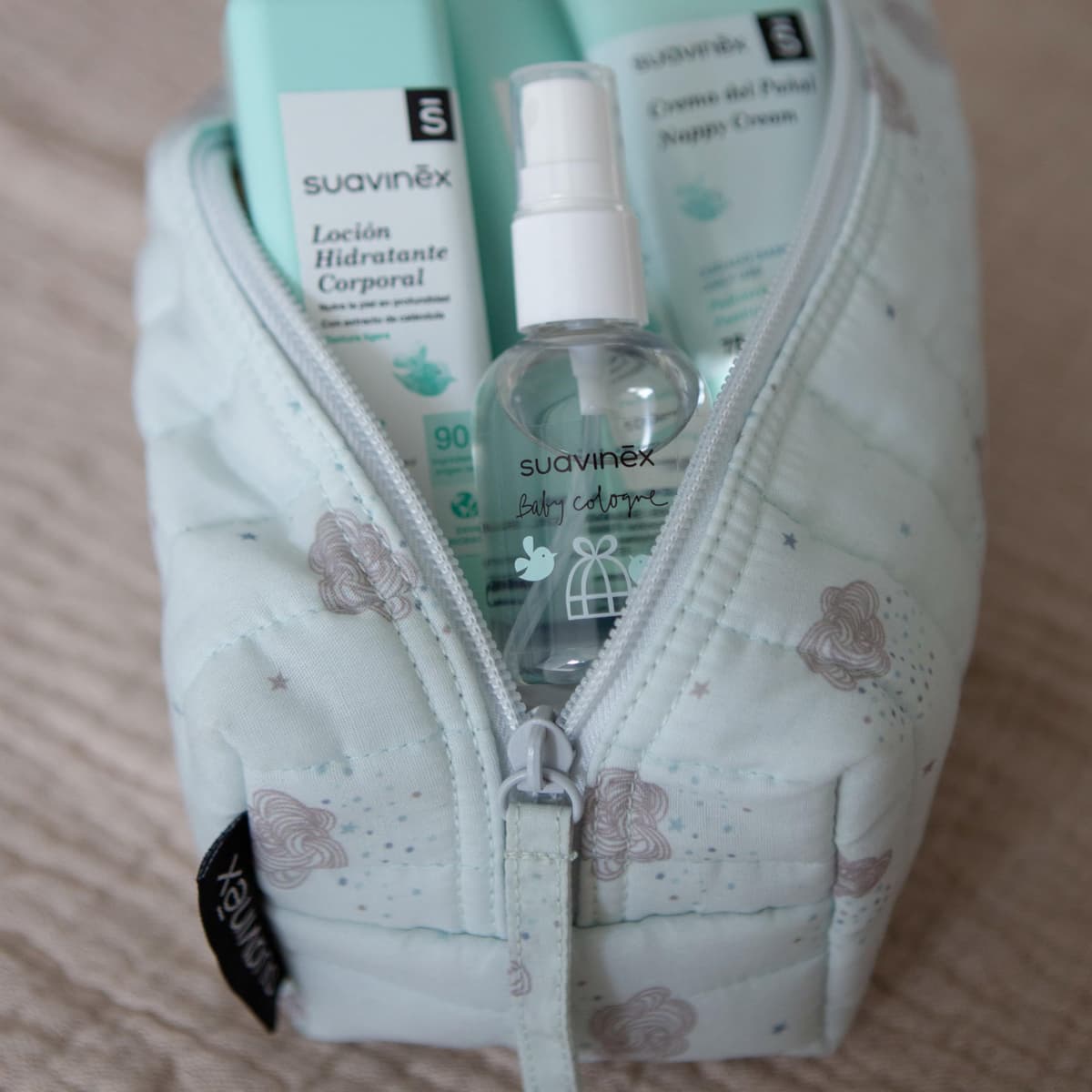 Suavinex, Neceser para Bebés de Tela, Set Regalo Bebé Recién Nacido con Cosmética: Gel Champú 100 ml + Loción Hidratante 100 ml + Crema Pañal 75 ml + Baby Cologne 50 ml. Formato Viaje. Azul Dreams — view 9