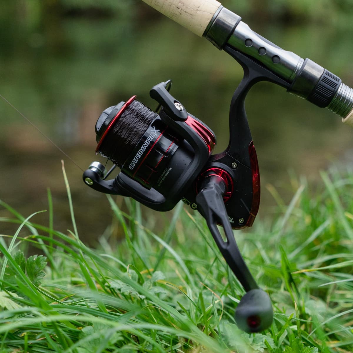 Abu Garcia Cardinal X - Carrete Giratorio Completo, Carrete de Agua Dulce para Pesca de señuelo depredador, Trucha, Perca, Lucio, salmón, Robusto y Ligero, Aluminio Negro y Rojo, Varios tamaños — view 5