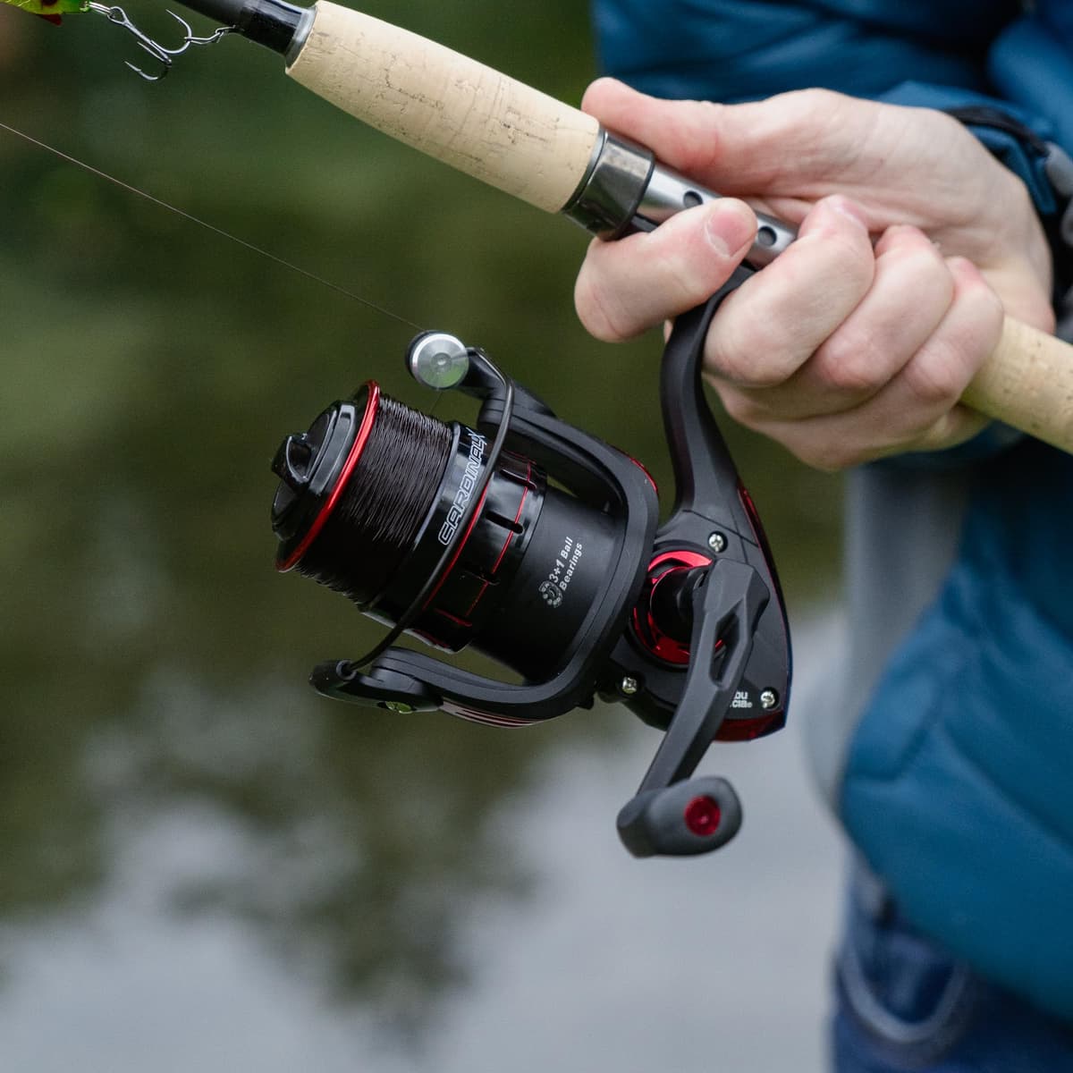 Abu Garcia Cardinal X - Carrete Giratorio Completo, Carrete de Agua Dulce para Pesca de señuelo depredador, Trucha, Perca, Lucio, salmón, Robusto y Ligero, Aluminio Negro y Rojo, Varios tamaños — view 7