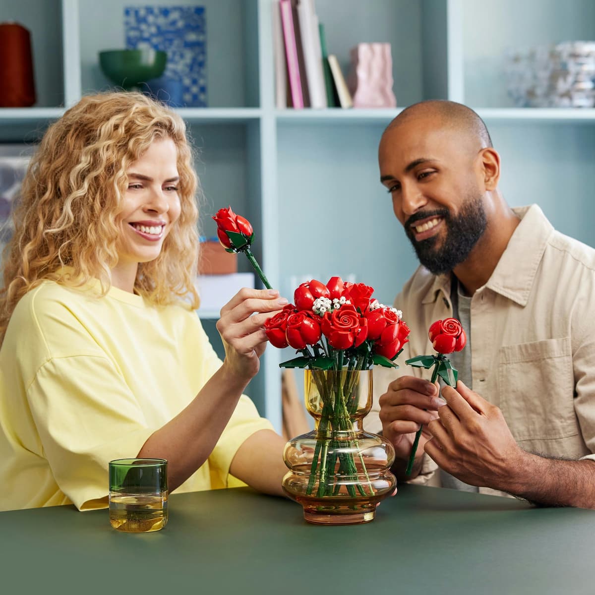 LEGO Botanicals Ramo de Rosas Rojas - Flores Artificiales para Decoración del Hogar - Regalo para Mujeres por el Día de la Madre - Maquetas para Construir para Adultos 10328 — view 9