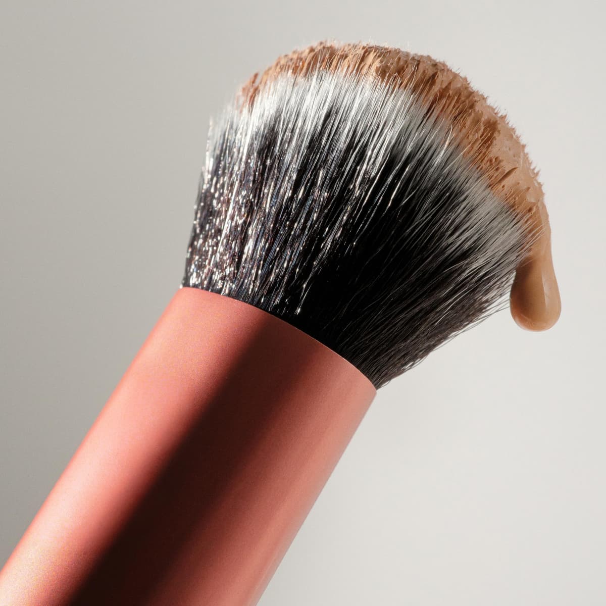 Real Techniques Expert Face Makeup Brush, For Liquid and Cream Foundation, Blush, and Bronzer, Buildable Coverage for Base Makeup, Dense, Synthetic Bristles, Vegan and Cruelty-Free, 1 Count — view 7