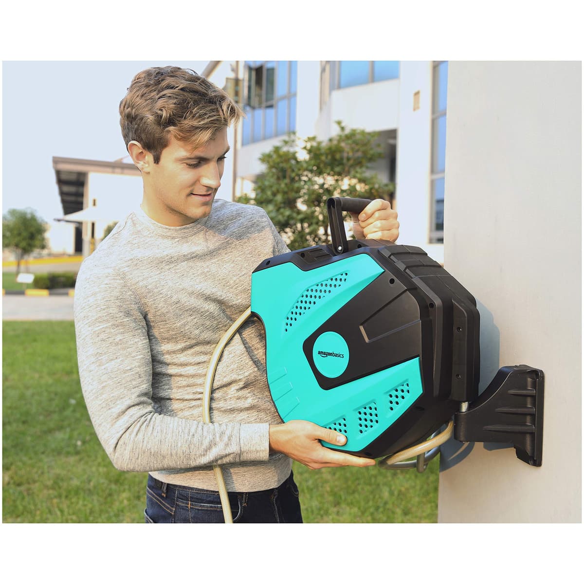 Amazon Basics Enrollador automático de manguera para pared, Negro Verde, 15 m — view 7