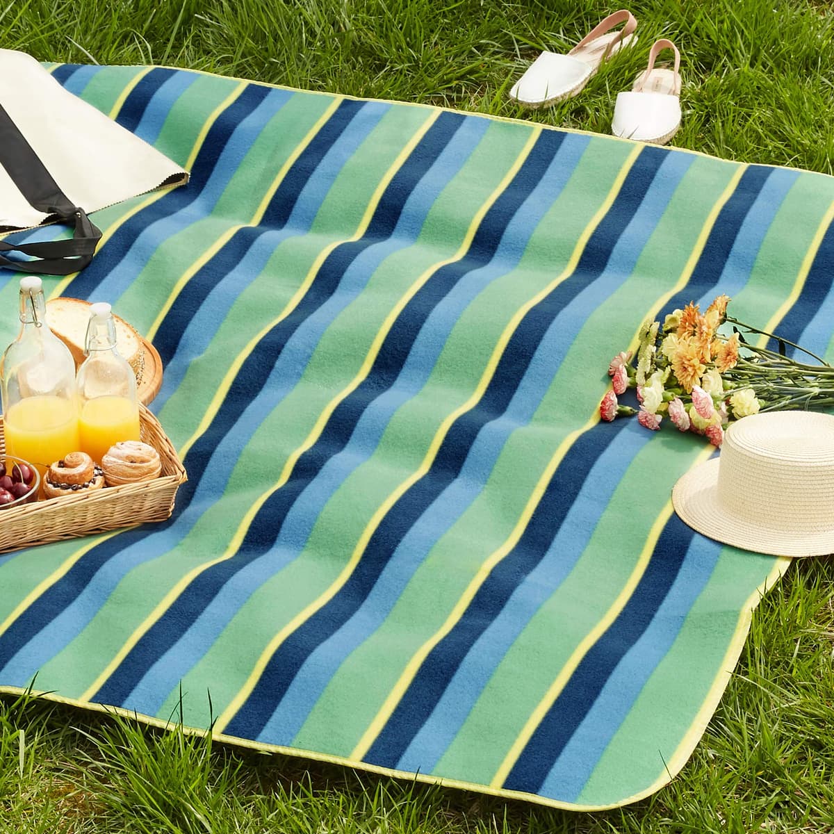 Amazon Basics Picnic Blanket with waterproof backing, 200 x 200 cm, Stripes Design — view 2