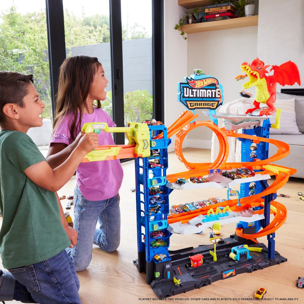 Hot Wheels City “Let's Race - ¡a Correr!” Netflix - Garaje definitivo Pista para Coches de Juguete con dragón y 4 Niveles, Incluye 2 vehículos, +4 años (Mattel HKX48) — view 2