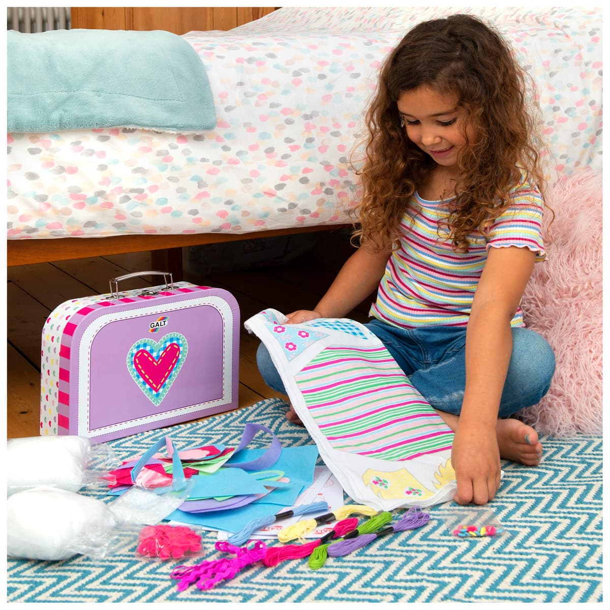 Galt Sewing Case - Creative Cases Childrens Sewing Set - Introduction to Sewing Kit -Learn to Sew Arts and Crafts Kit for Kids - 6 Colourful and Fun Sewing Projects, Carry Case and Guide - Ages 7 Plus — view 4