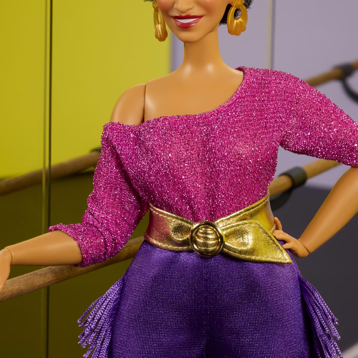 Barbie Signature Tribute Colección Debbie Allen Muñeca articulada con Parte Superior sin Hombros, cinturón Dorado y Pantalones de Flecos morados con Calentadores, JBJ24 — view 3