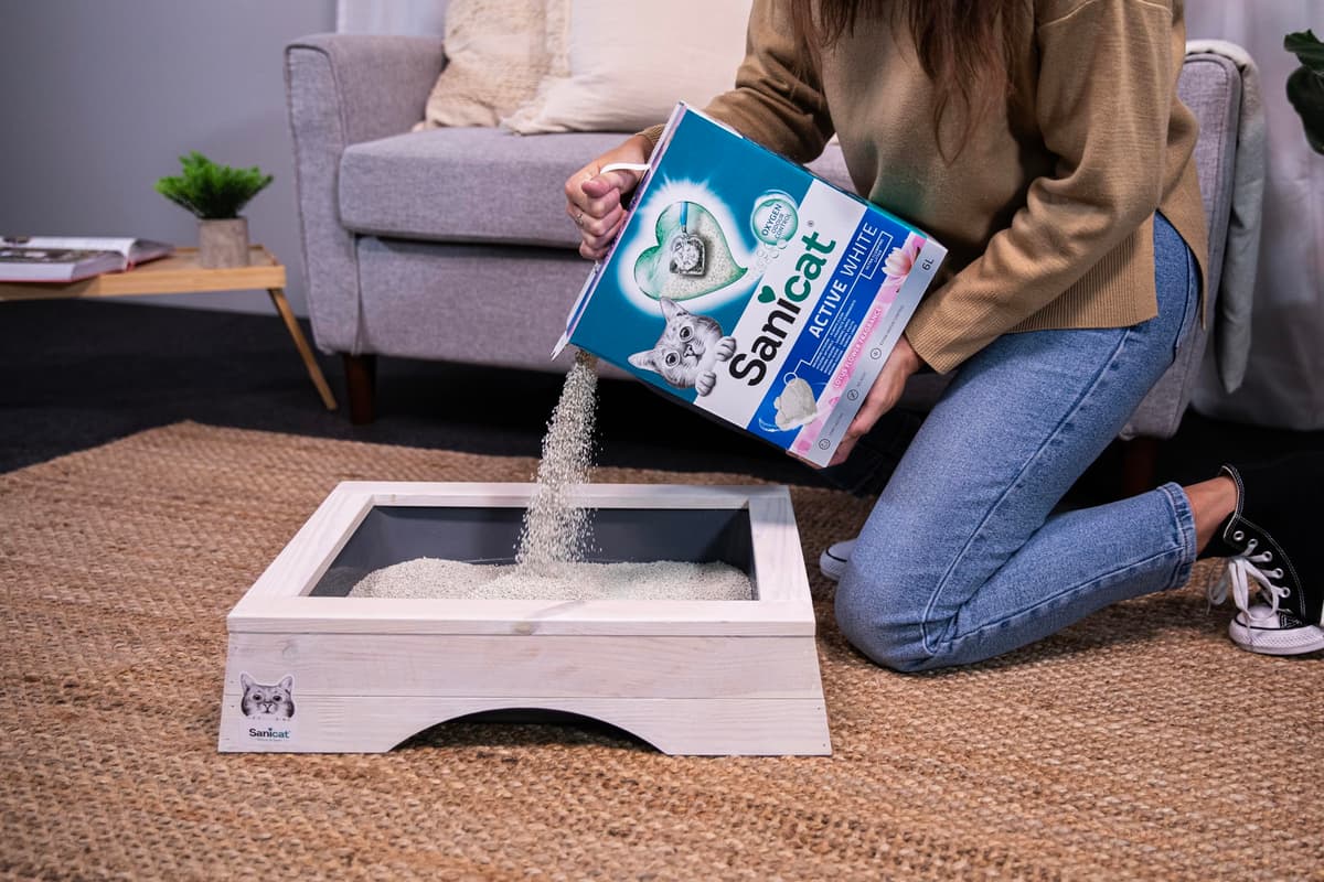 Sanicat - Arena Aglomerante Active White con Flor de Loto, Hecha de minerales naturales con control de olor garantizado, Absorbe la humedad y facilita la limpieza, 6 L de capacidad — view 7
