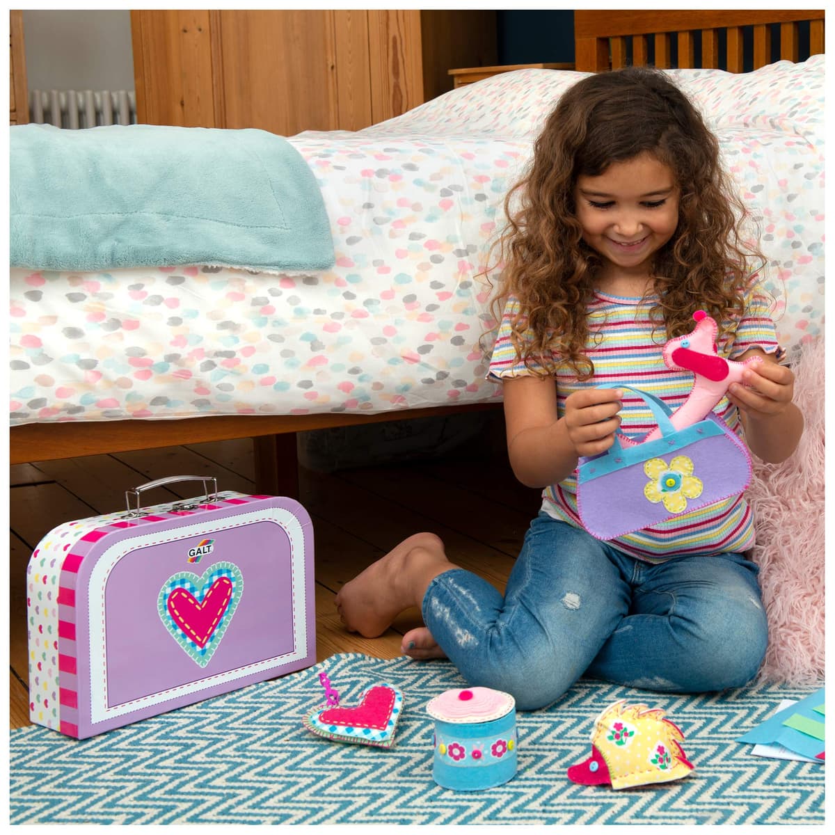 Galt Sewing Case - Creative Cases Childrens Sewing Set - Introduction to Sewing Kit -Learn to Sew Arts and Crafts Kit for Kids - 6 Colourful and Fun Sewing Projects, Carry Case and Guide - Ages 7 Plus — view 3