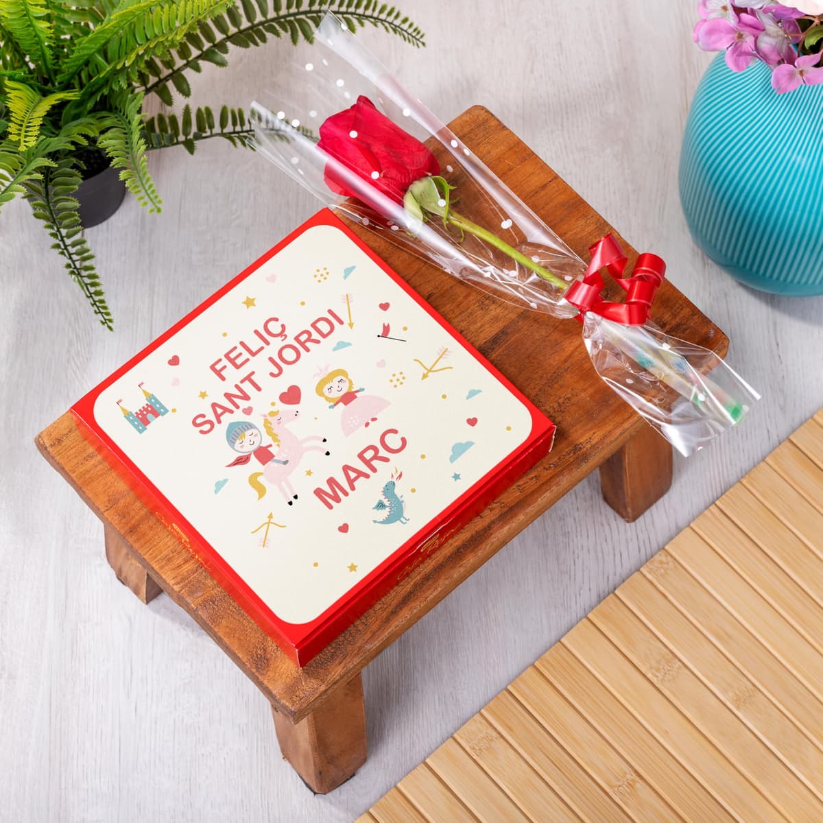 Made In Gift - Pack Sant Jordi Rosa y Bombones Personalizado con Nombre – Regalo Romántico “Te Voy a Comer a Versos” – Detalle Original con Chocolate para Pareja 23 Abril (Feliz Sant Jordi) — view 2