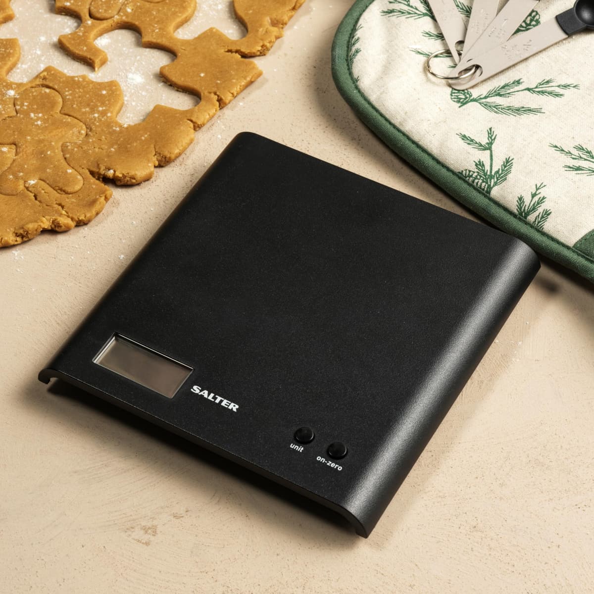 Salter Arc Kitchen Scale – Digital Food Weighing Scales For Precise Cooking/Baking, Slim Platform for Compact Storage, Add & Weigh/Tare Function, 3kg Capacity, Battery Included, Black — view 3