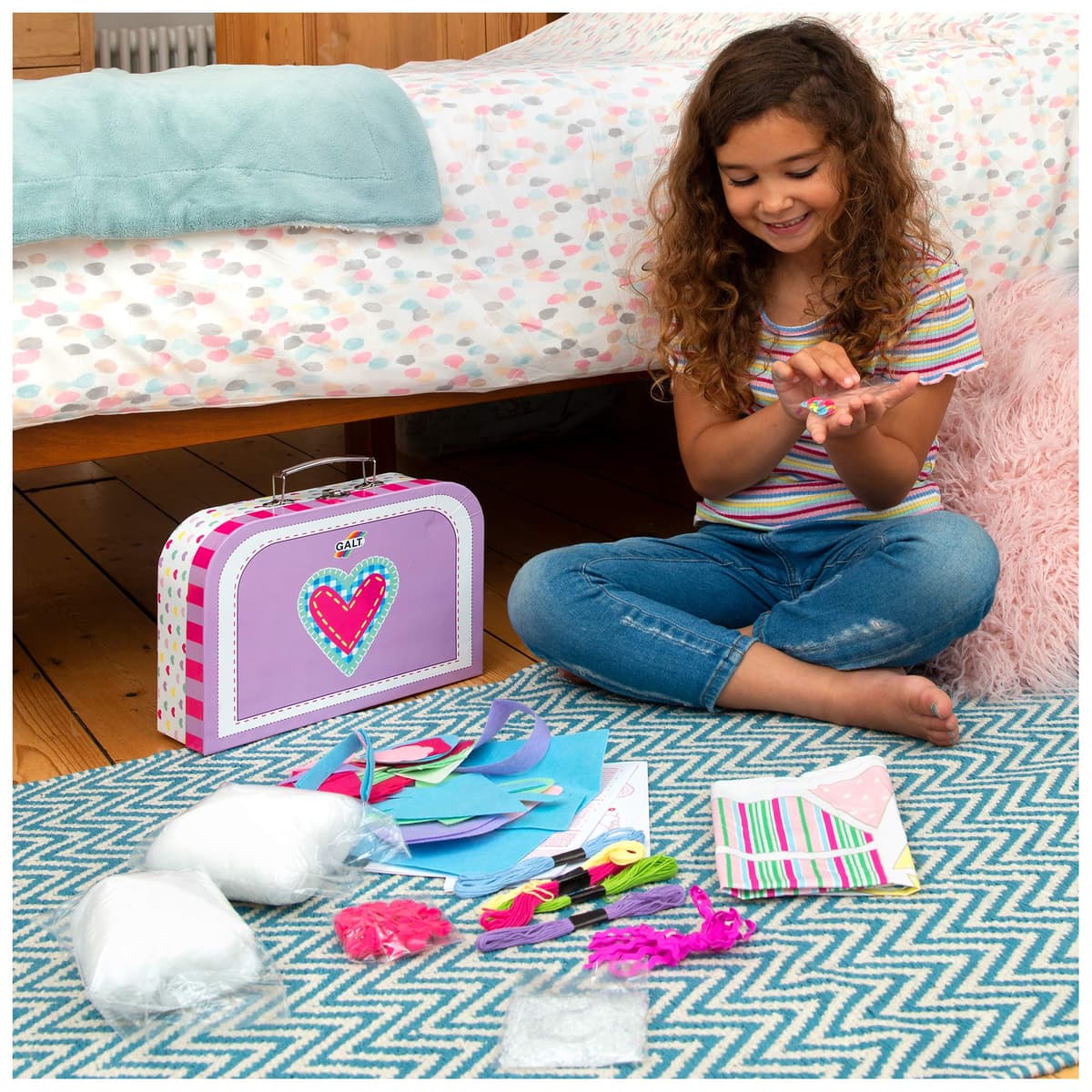 Galt Sewing Case - Creative Cases Childrens Sewing Set - Introduction to Sewing Kit -Learn to Sew Arts and Crafts Kit for Kids - 6 Colourful and Fun Sewing Projects, Carry Case and Guide - Ages 7 Plus — view 5