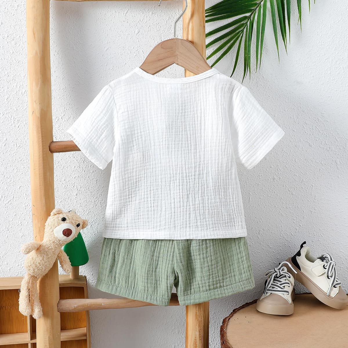 Conjunto de camisa y pantalones cortos Henley de manga corta para bebé, de muselina, color verde arrugado — view 2