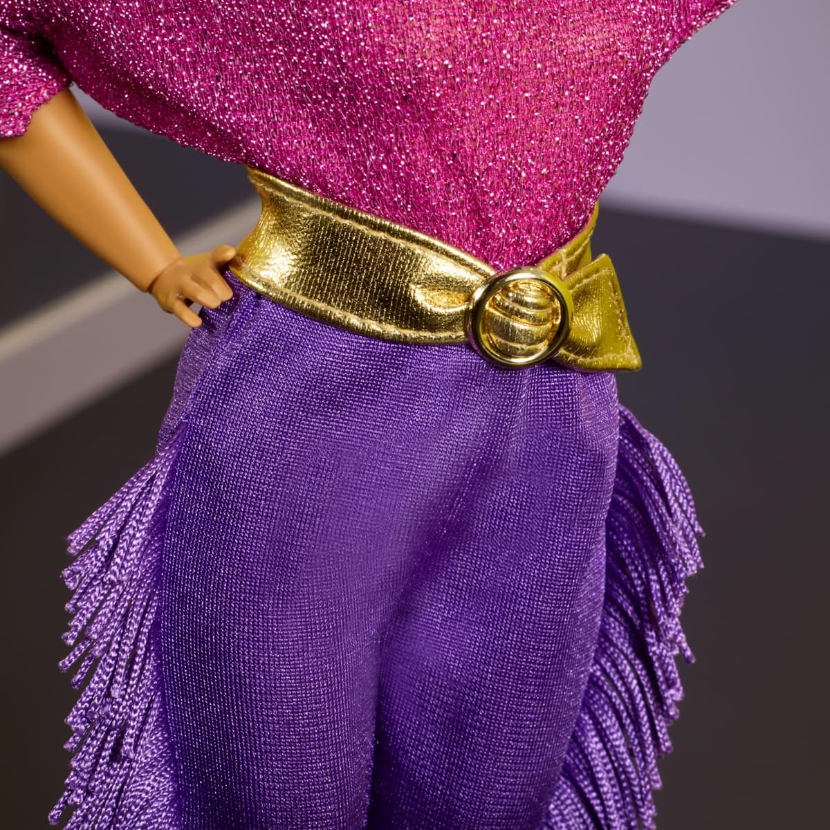 Barbie Signature Tribute Colección Debbie Allen Muñeca articulada con Parte Superior sin Hombros, cinturón Dorado y Pantalones de Flecos morados con Calentadores, JBJ24 — view 4