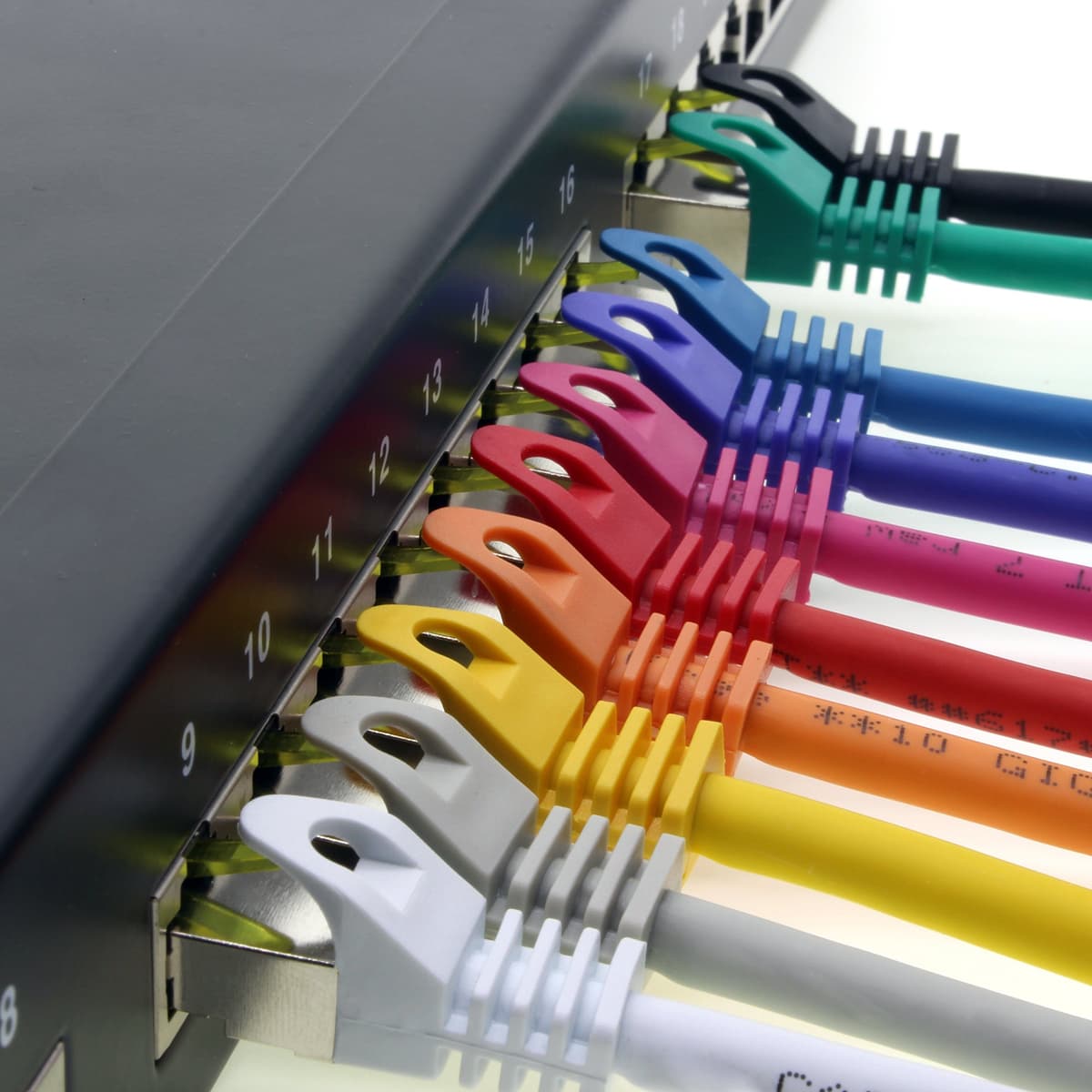 Cat.7 Patch Cable Set, S/FTP (PiMF) Ethernet LAN Network Cables, 10 Gigabits/10000 Mbps – High Speed – 600 MHz with Locking Protection, Halogen-Free (LSZH) Violet - 1 pièce 10m — view 5