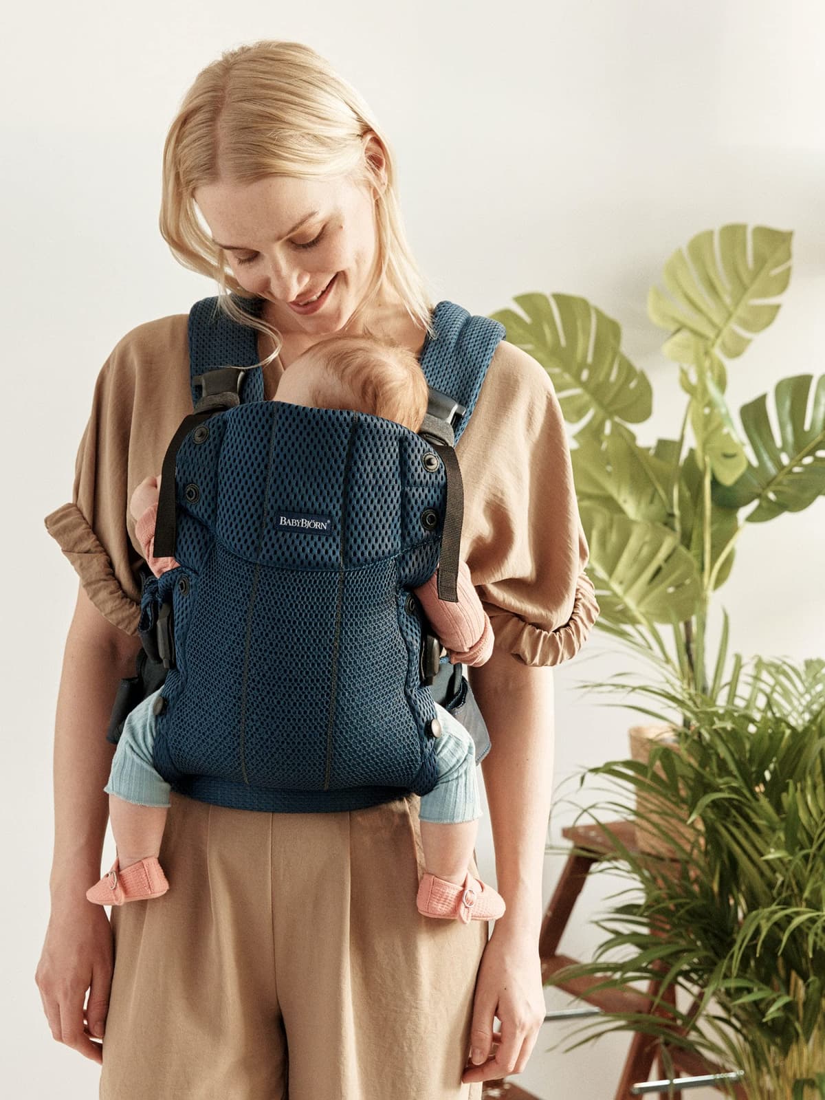 BABYBJÖRN Mochila Porta Bebé Harmony, 3D Malla, Azul Marino — view 2