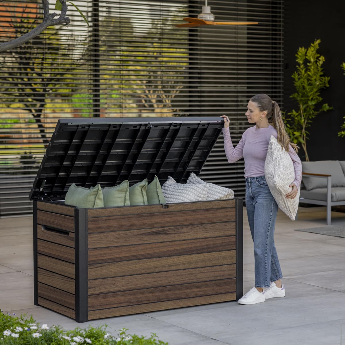 Keter Signature Ontario 870L Outdoor Storage Box – Rosewood | Weather‑Resistant Wood‑Look Storage Box with Lockable Lid, Extra Seating for 2, UV‑Protected Garden Storage — view 2