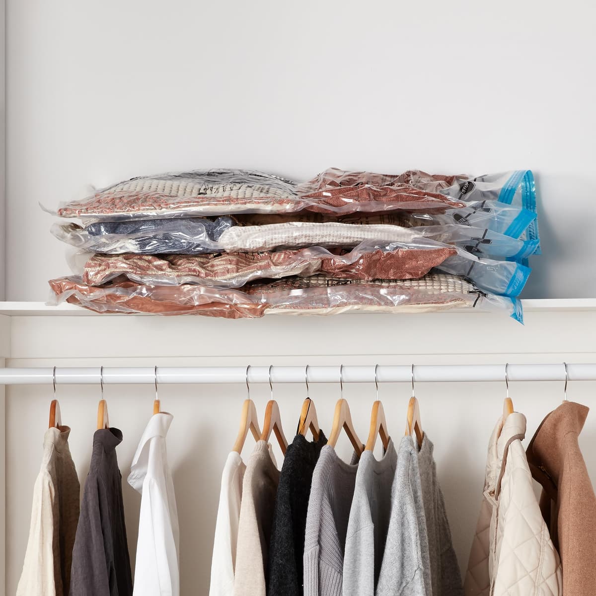 Amazon Basics Paquete de 6 bolsas de vacío para almacenamiento de ropa, incluyen bomba manual de vacío, con cremallera, tamaño extragrande,Jumbo, Transparente — view 3