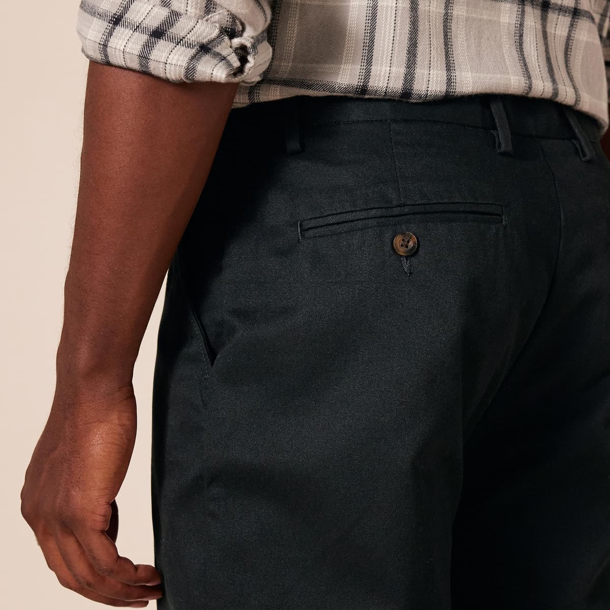 Amazon Essentials Men's Classic-Fit Wrinkle-Resistant Flat-Front Chino Trousers (Available in Big and Tall) — view 4
