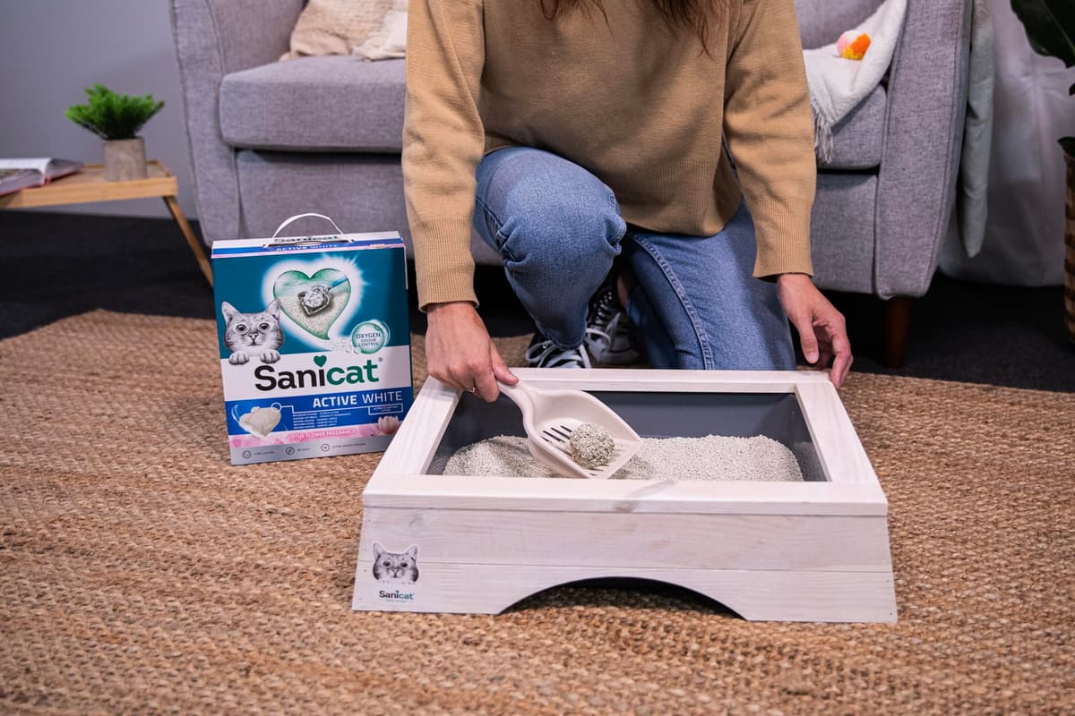 Sanicat - Arena Aglomerante Active White con Flor de Loto, Hecha de minerales naturales con control de olor garantizado, Absorbe la humedad y facilita la limpieza, 6 L de capacidad — view 8