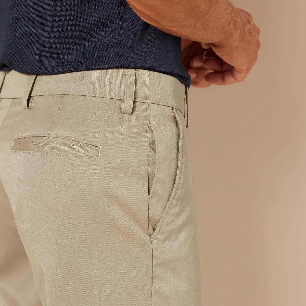 Amazon Essentials Men's Straight-Fit Stretch Golf Trousers — view 3