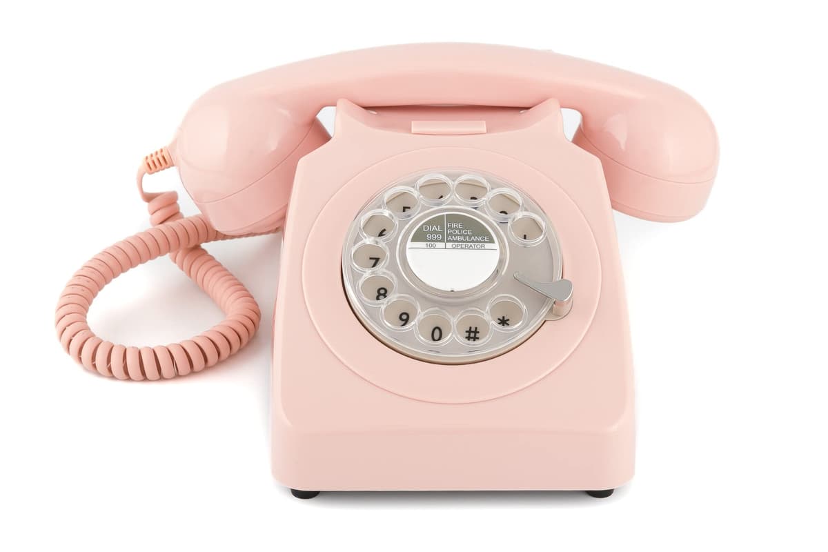 GPO 746 Teléfono fijo de disco con estilo retro de los años 70, cable en espiral y timbre auténtico - Rosa clavel